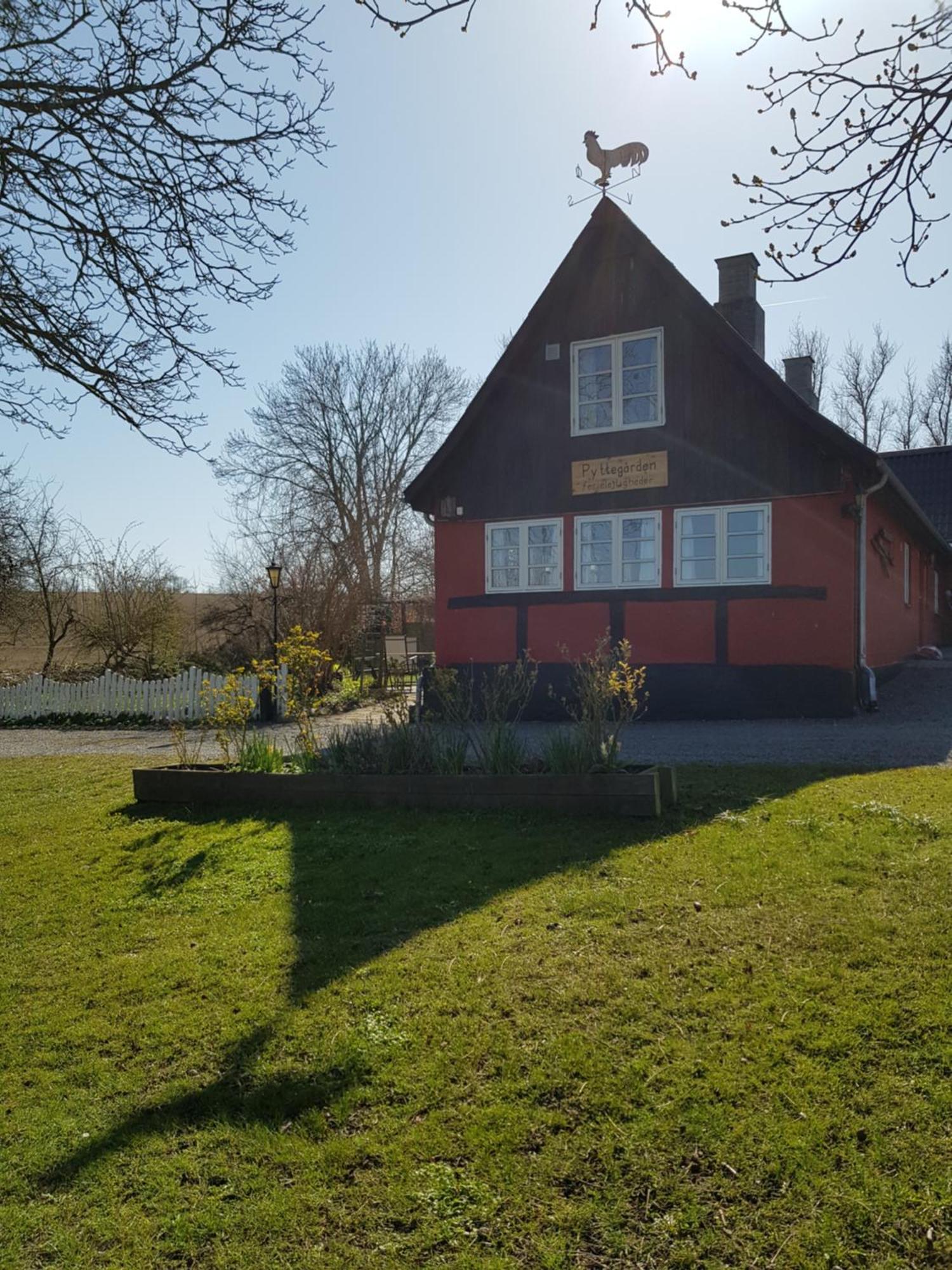 Pyttegarden Apartments Gudhjem Exterior photo